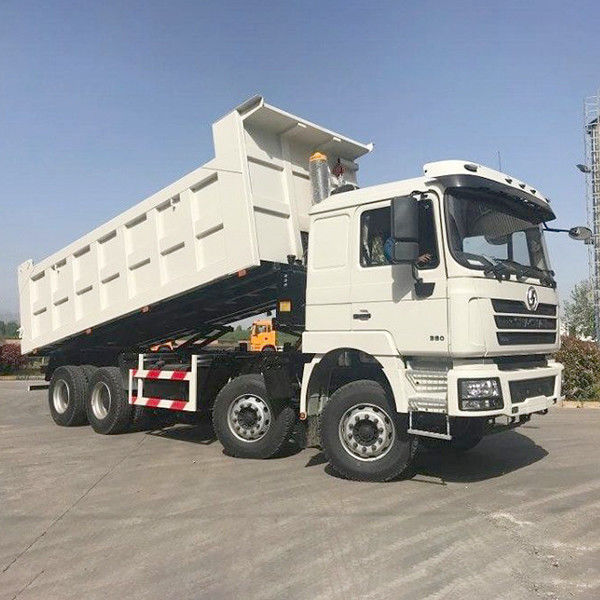 Shacman 8X4 camiões de descarga para máquinas pesadas LHD tanque de carga dimensão 6800 * 2350 * 1600mm